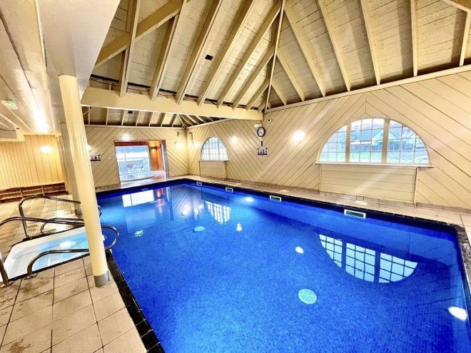 Glencoe Accommodation - Swimming Pool - Holly Tree Hotel